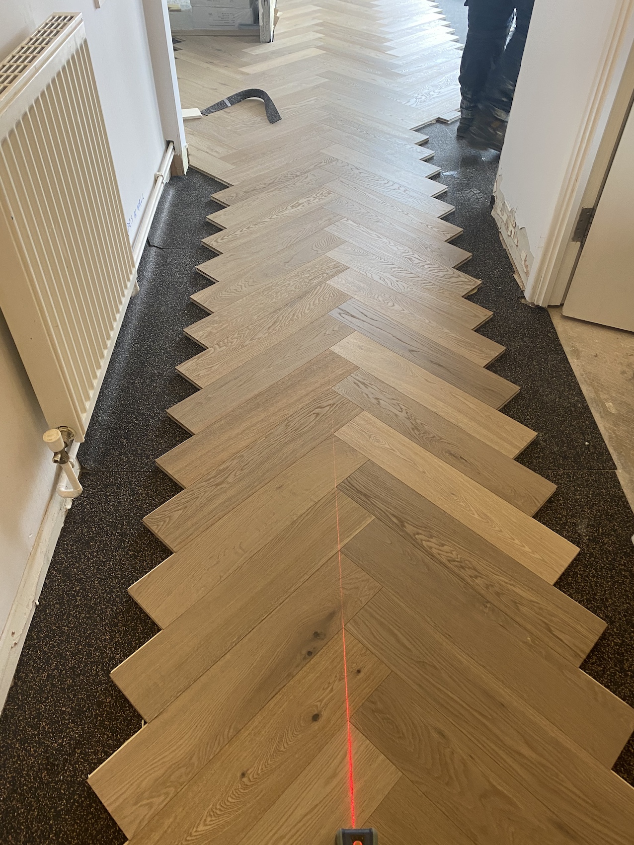 Setting a crown line for herringbone flooring