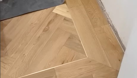 Fumed herringbone parquet fitted with a double border TW-E924